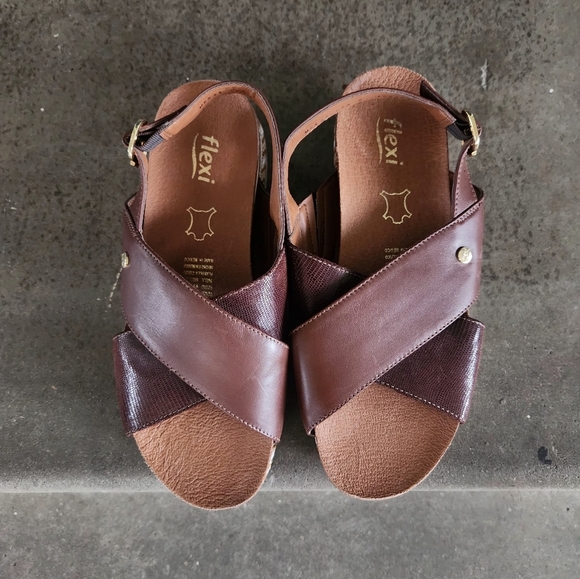 FLEXI WOMEN'S SIZE 8 BROWN PLATAFORM SANDALS. - Picture 2 of 11